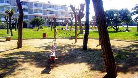 Zona de juegos infantiles de los apartamentos TORREON de Gavà Mar